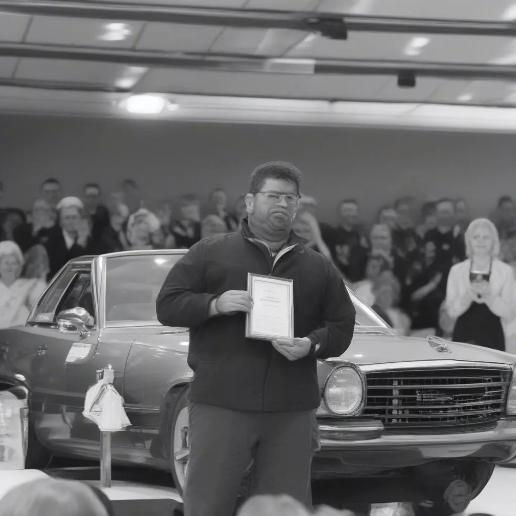 Technicien automobile recevant un prix